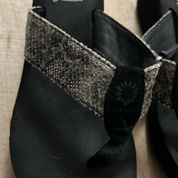 Yellow Box Women's Nador Platino Flip Flops Brown Snakeskin Size 7.5 - Picture 2 of 7